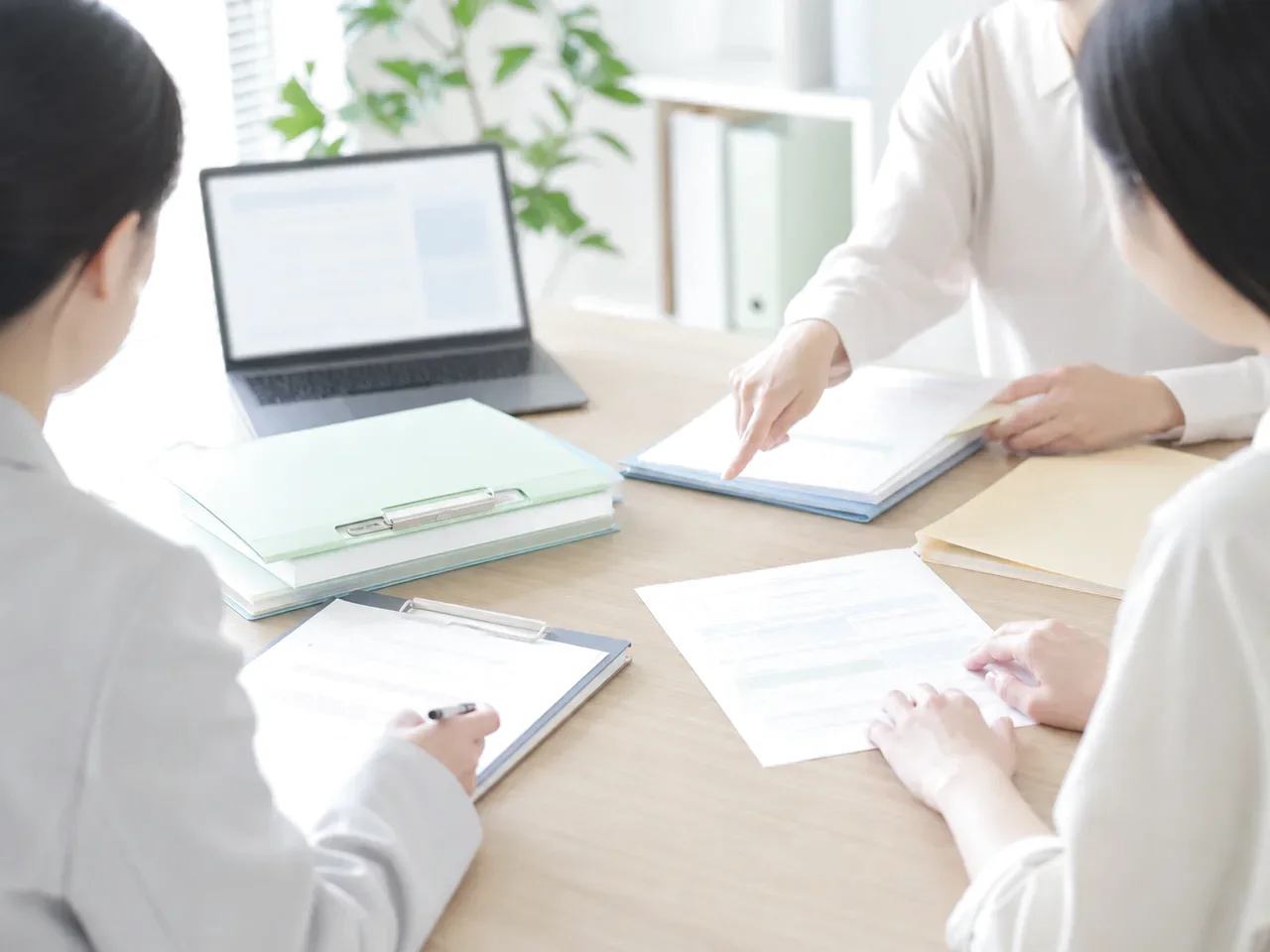 医薬品等の輸入手続・書類確認を行う中立的なイメージ